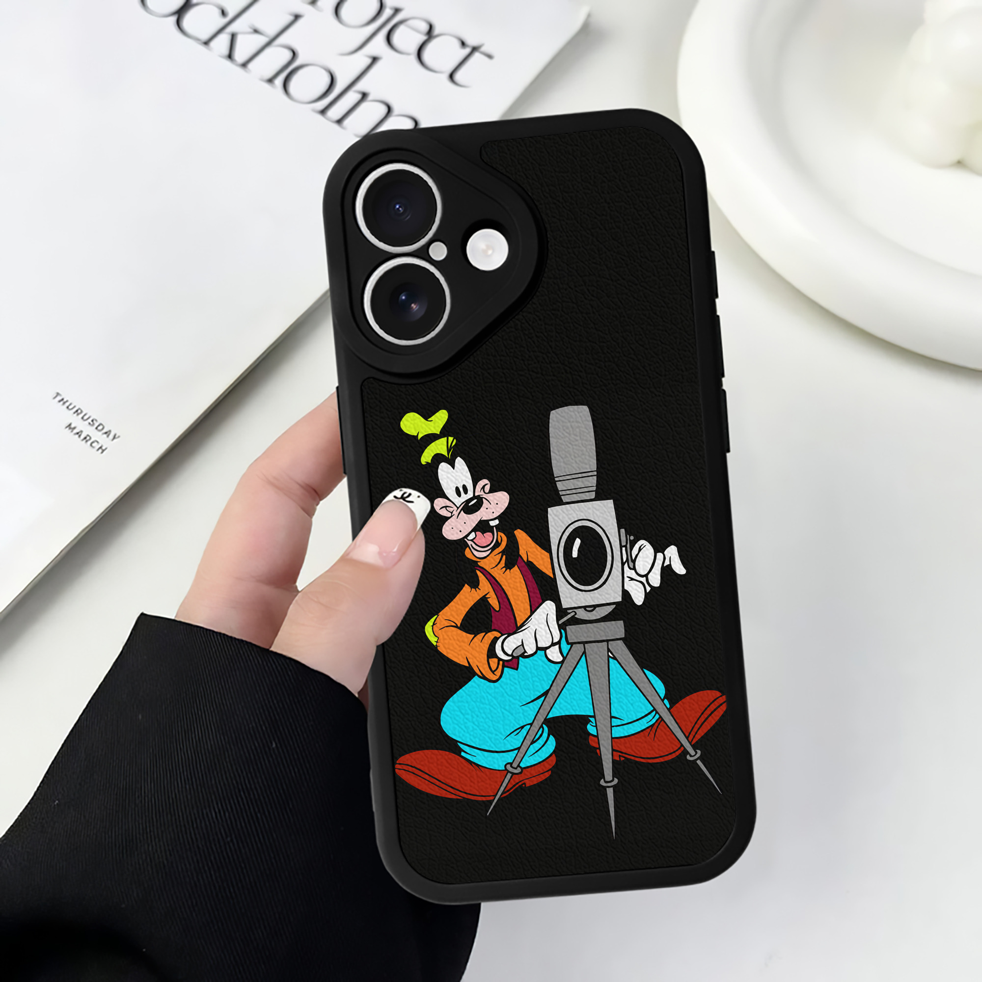 （画像用） ミッキーマウス Mickey Mouse 【iPhone 16シリーズ対応】シリコンスマホケース（レザー調） 材質：シリコン